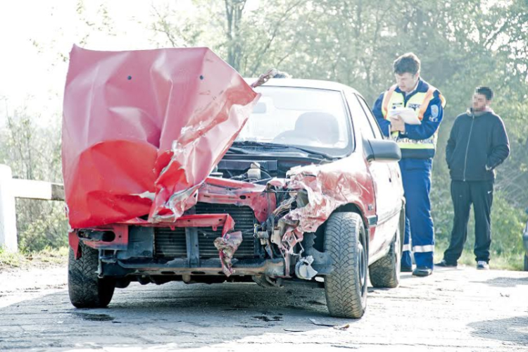 Vonattal ütközött egy autó Ikrénynél - Fotók: Krizsán Csaba