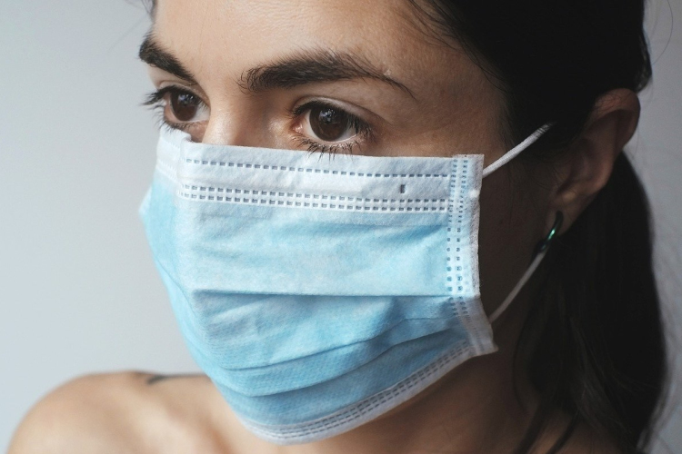 Február 28-től a zárt helyeken sem kötelező maszkot viselni Franciaországban