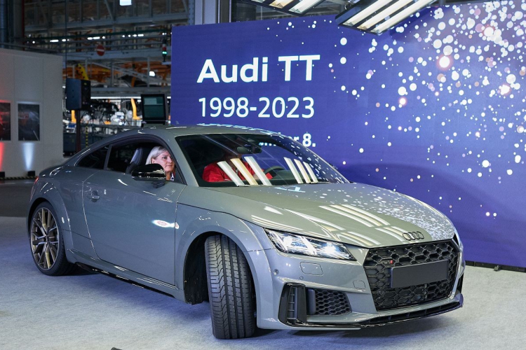 Búcsúzik a négykarikás legenda