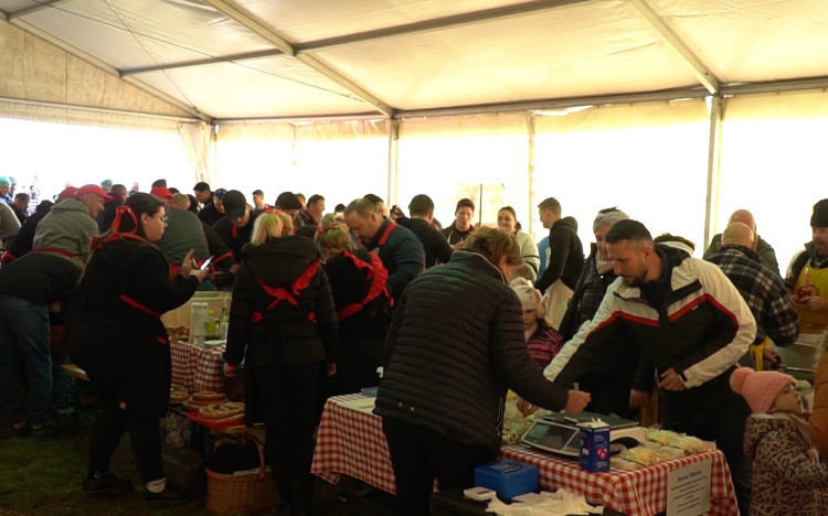 Először tartottak kolbásztöltő versenyt Écsen