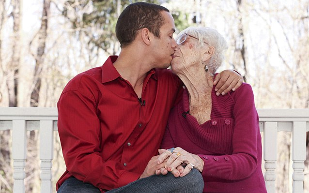 60 évvel idősebb nővel van viszonya
