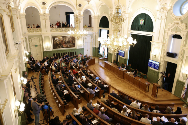 Közgyűlés pénteken: Ismét maratoni lesz a vita?