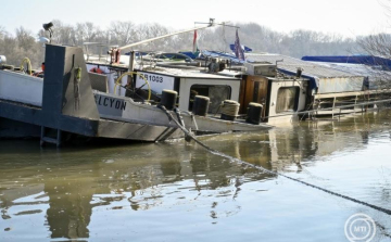 Léket kapott egy teherszállító uszály Vámosszabadinál