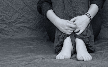 Zaklatta, nyomkövetővel figyelte feleségét a férfi