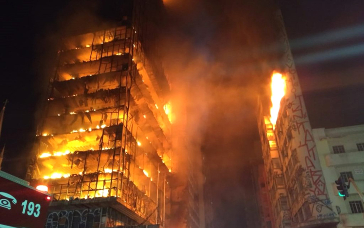 Lágolt, úgy omlott össze egy 26 emeletes lakóépület