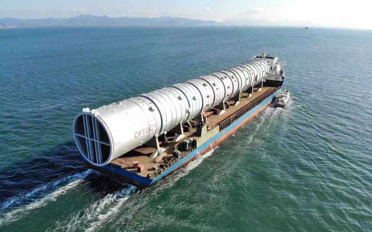 Tengeren úszik a világ legnagyobb olajfinomítójának óriási tornya