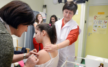 Jelentősen emelkedik a védőnők fizetése