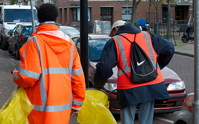 Sörrel és cigivel fizetnek az alkoholistáknak!