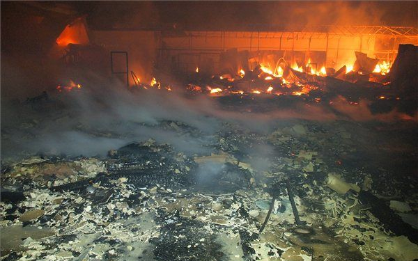 Kigyulladt egy raktárépület Budapesten, egy ember megsérült