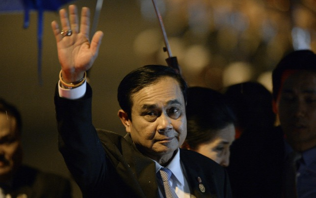 Dalban mondta el hatalmát a thaiföldi miniszterelnök