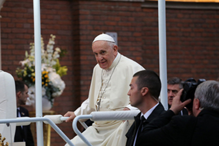 Letakartatták a magyar feliratot Ferenc pápa csíksomlyói miseruháján a román hatóságok