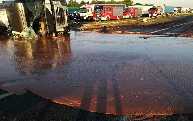 Szétfolyt több tonna csoki az autópályán