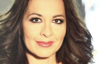 Szekeres Adrien és a Győri Filharmonikus Zenekar közös hangversenye a Fertőrákosi Barlangszínházban 