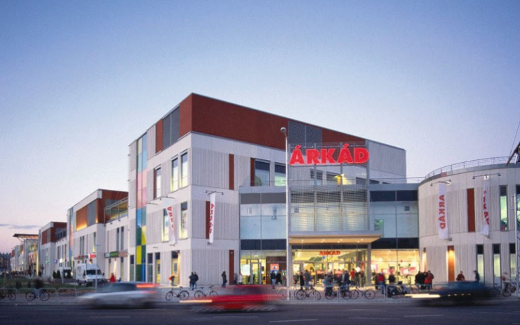 Bombariadó miatt kiürítették a győri Árkádot