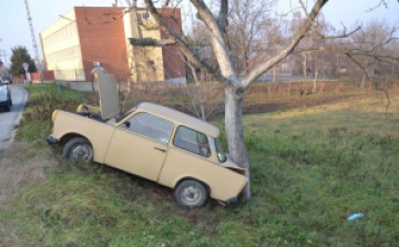Lopott Trabantot vezettek az árokba 