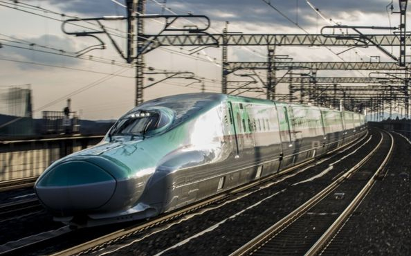 Nyitott ajtóval száguldott a vonat Japánban