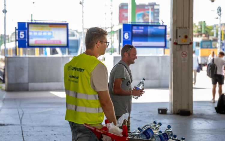 III. fokú riasztás és vízosztás a pályaudvarokon – Győrben is