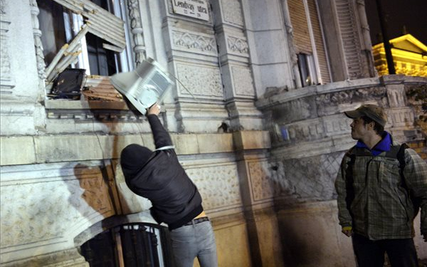 Internetadó - Garázdaság miatt több embert őrizetbe vettek