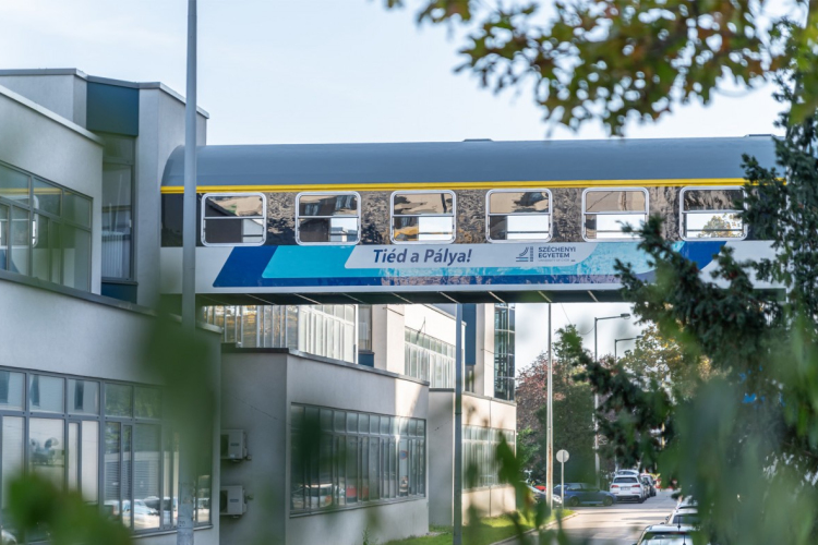 Megújult a vasúti kocsi függőhíd a Széchenyi István Egyetemen