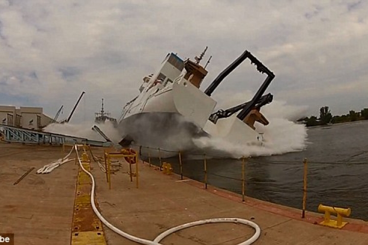 Elképesztő videó - Így ne tegyél óriáshajót vízre! 