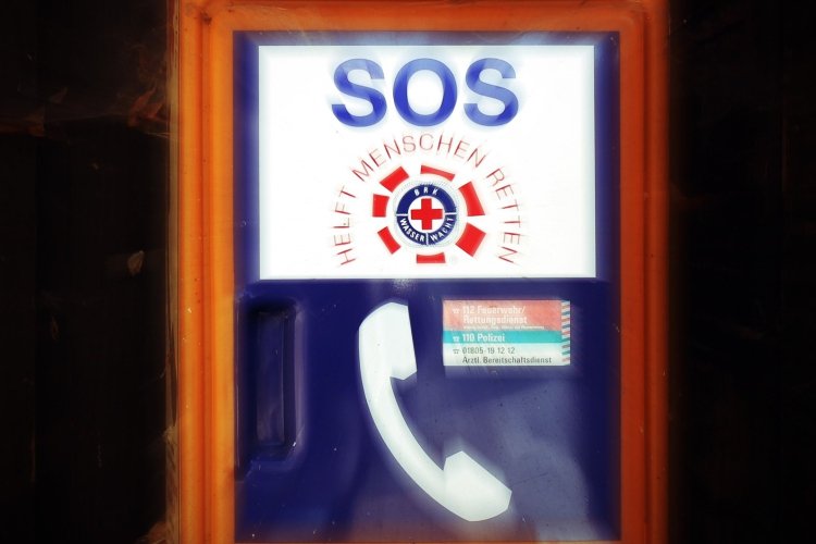 Menet közben az asszony ki akar ugrani a kocsiból, mit csináljak? – Ilyenekkel hívják a 112-t