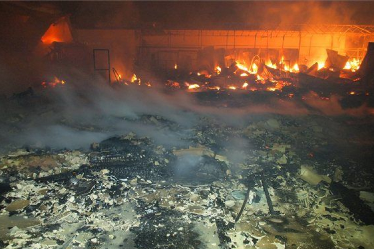 Kigyulladt egy raktárépület Budapesten, egy ember megsérült