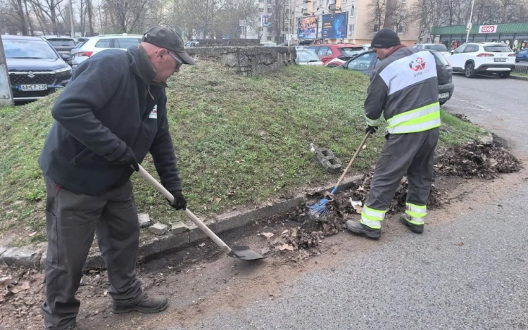 Tavasztól őszig tisztítják a padkák melletti részt