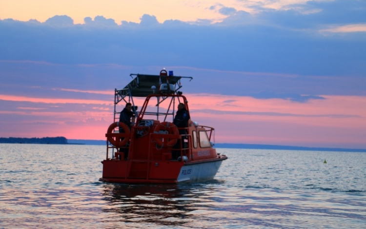 Tilos a gereblyézés a Balatonon továbbra is