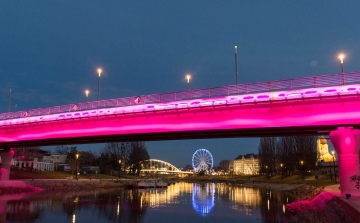 Rózsaszínbe borult a Jedlik-híd
