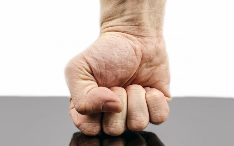 Hat bűncselekmény miatt emeltek vádat egy férfi ellen