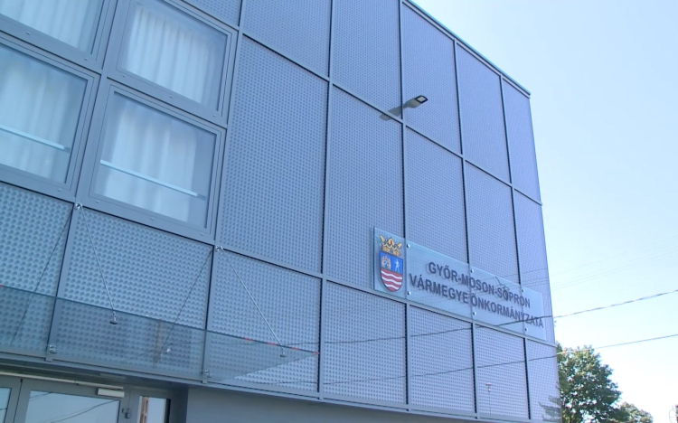 Üvegpalota lett a romos csónakházból