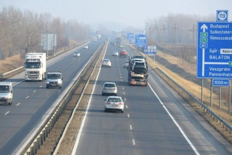 Torlódás várható! Burkolatot javítanak az autópályán szerdán