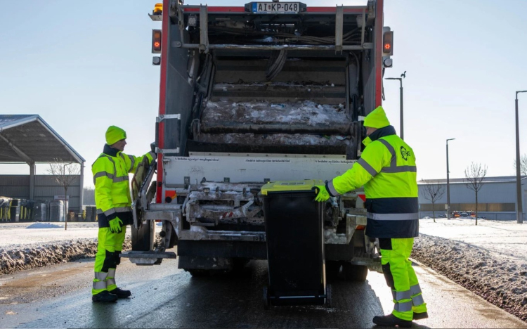 A kukásautók most is érkeznek a kukák ürítésére