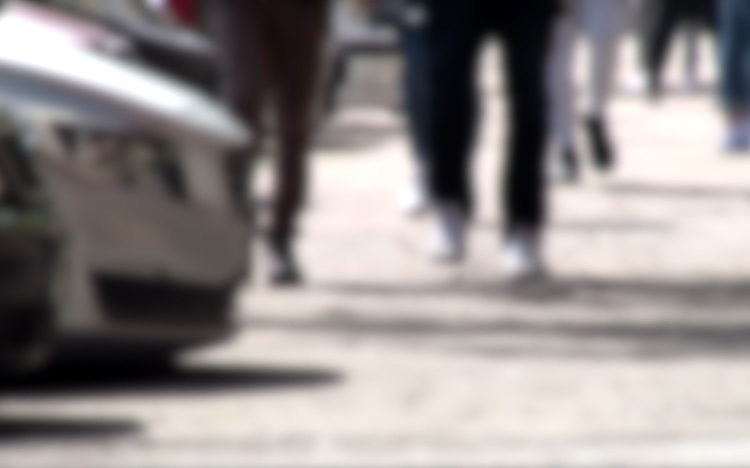 Iskola parkolójában mutogatta magát