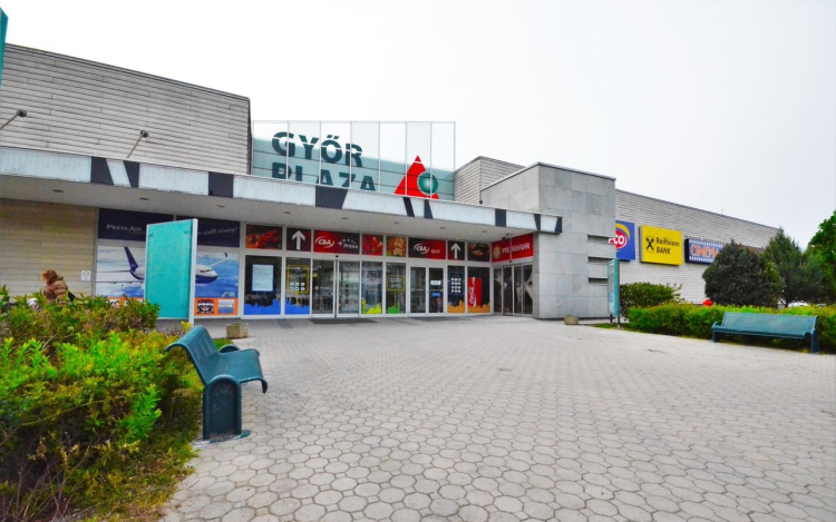 Megint bombariadó van a győri Plázában