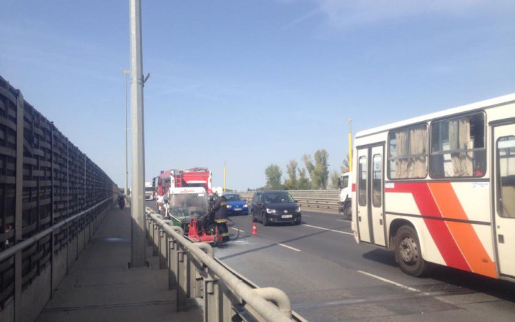 Kigyulladt egy fűnyírótraktor a Bácsai hídon 