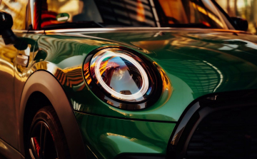 Ezért fontos felkapcsolni a tompított fényszórót