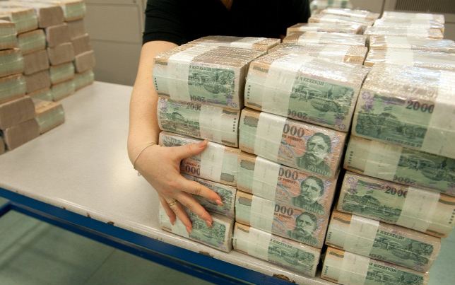 Koronavírus: Tisztítják a magyar bankjegyeket