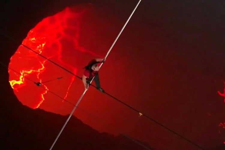 Működő vulkán felett is átsétált az ismert kötéltáncos 