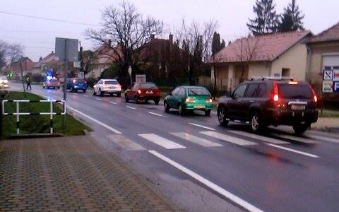 Frontálisan ütközött két autó a 82-es főúton - Teljes útzár