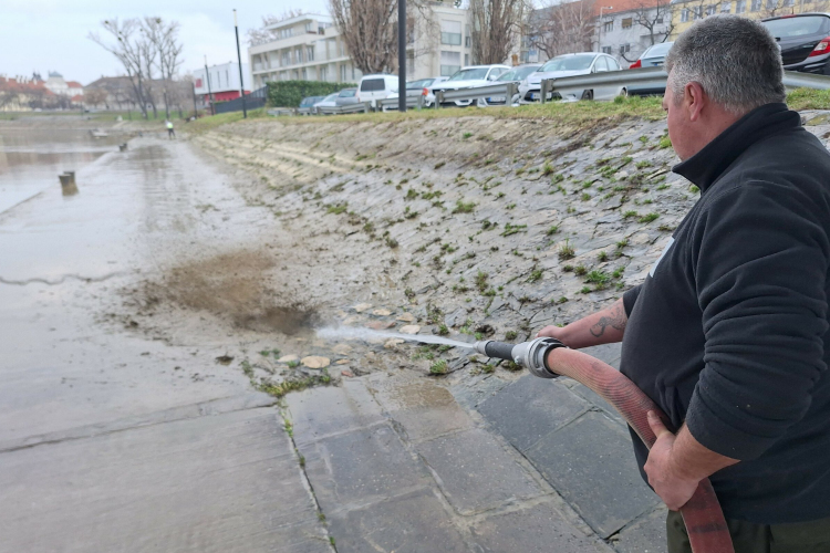 Takarítják a parti sétálóutakat áradás után