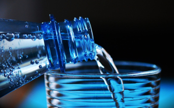 Adomány lesz a 44 ezer palack vízből