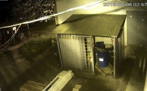 A rendőség keresi azt a férfit, aki egy győri telephelyről akart lopni