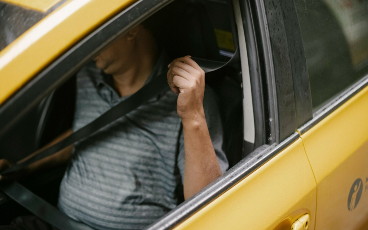 Az autó üzembentartója felel a biztonsági övért