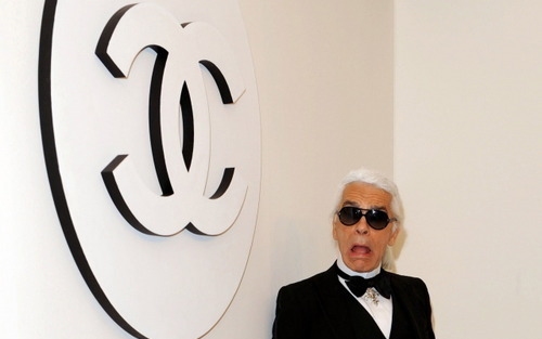 Feljelentették Karl Lagerfeldet a telt nőkre tett kijelentései miatt