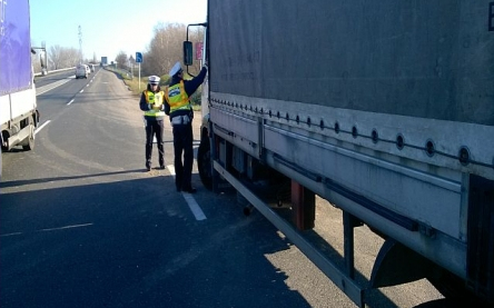 Fújatnak és ellenőriznek a rendőrök a megyében