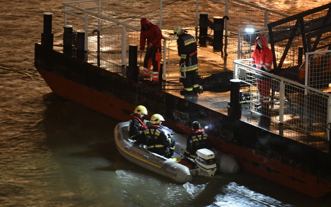 Meg van a Parlamentnél elsüllyedt turistahajó, sokan eltűntek, 16 embert még keresnek
