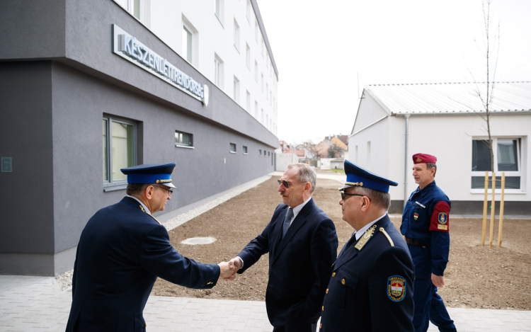 Dr. Pintér Sándor készenléti rendőrség miatt érkezett Győrbe