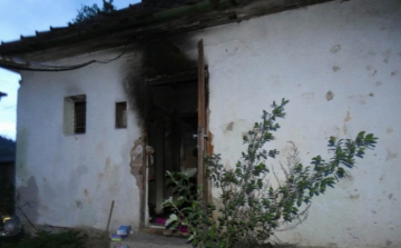 Egy hétig élt párja elszenesedett holtteste mellett a lakásban