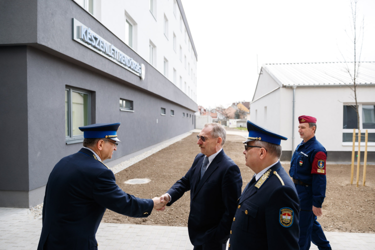 Dr. Pintér Sándor készenléti rendőrség miatt érkezett Győrbe